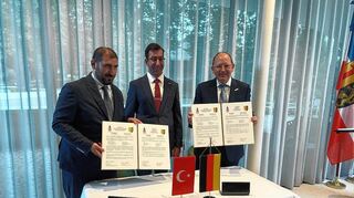 OB Christian Specht (r.), der stellvertretende Bürgermeister von Beyoglu, Halis Yesilbas (l.) und der Generalkonsul der Türkei, Mahmut Niyazi Sezgin.