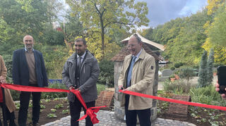 Der stellvertretende Bürgermeister von Beyoglu, Halis Yesilbas (Mitte), und Oberbürgermeister Christian Specht zerschneiden ein Band. Links steht Michael Schnellbach, Geschäftsführer Stadtpark Mannheim.