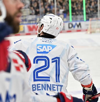 Das obligatorische Abklatschen nach einem Treffer: Die Gegenspieler sahen am Freitagabend den pfeilschnellen Adler-Stürmer Kris Bennett häufig nur von hinten.
