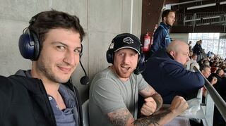 Livestream-Moderator Dino de Lutiis (links) berichtet gemeinsam mit Markus Christen von Waldhof-Spielen.