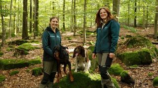 Sind derzeit viel in der Rhein-Neckar-Region unterwegs (v.l.): Försterin Charlotte Schulz, die Spürhunde Ava und Lucie sowie Wildtierbeauftragte Luisa Krauß.