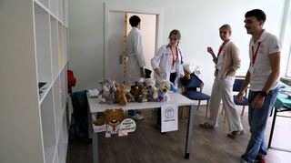 Gegen die Angst, zum Arzt zu gehen: Medizinstudenten luden zum Besuch im Teddy-Krankenhaus ein.
