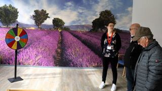 Bezirksbeirat Bernhard Höllriegl (r.) und Stadtrat Andreas Parmentier informierten sich über die Arbeit des Gesundheitscafés.