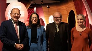 Mannheims Oberbürgermeister Christian Specht mit (v. l.) den Ausstellungsmachern Giulia Worf, Wilfried Rosendahl und Gaëlle Rosendahl im nachgebauten Darm der Ausstellung "Essen und Trinken" in den Reiss-Engelhorn-Museen.