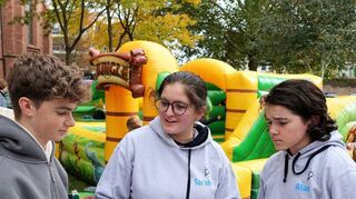 Die stellvertretenden Vorsitzenden des Jugendbeirats Leon Klos (v.l.) und Sarah Saleh sowie Alan Saleh betreuten das Spielfest auf der Domwiese.