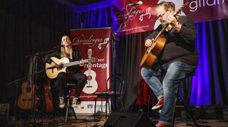 Feenklang mit Groove: Jule Malischke und Don Ross wirken hochkonzentriert auf der Bühne und haben trotzdem viel Freude.