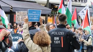 Weil das Versammlungsrecht ihr oft keine andere spontane Möglichkeit einräumt, äußert Cathy Field ihren Gegenprotest in Mannheim allein.