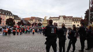 Zur Pro-Palästina-Kundgebung ist die Polizei mit vielen Mannschaftswagen im Einsatz. Teil der Ausrüstung: Sicherheitsweste, Helm und Schlagstock.