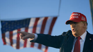 Der republikanische Präsidentschaftskandidat und ehemalige Präsident Donald Trump spricht bei einer Wahlkampfveranstaltung auf der Calhoun Ranch.