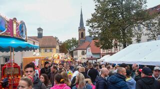 Viele Stände, Fahrgeschäfte, drei Bühnen und Gedränge auf der Hauptstraße – das ist die Feudenheimer Kerwe.