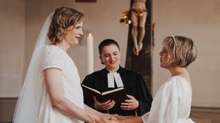 Ein Brautkleid für einen Männerkörper oder einen Hochzeits-Smoking für einen weiblichen Bräutigam: Die Messe „Love“ in Heidelberg bietet Besonderes.