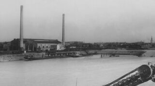Das Elektrizitätswerk im Industriehafen, vom Bonadieshafen aus gesehen. Davor liegen die Lastkähne, welche die Kohle anliefern.