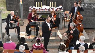 Sänger mit komödiantischem Talent: Ilja Lapich und das von Robert Frank (links) geleitete Ensemble beim Konzert in der Pfingstbergkirche.