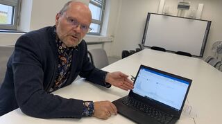 Peter Schäfer zeigt beim Interview im Gesundheitsamt eine Verlaufsgrafik von Atemwegserkrankungen. Davon gibt es aktuell viele.