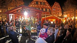 Vor der malerischen Altstadt-Kulisse – hier bei der Eröffnung 2023 – ist der Ladenburger Weihnachtsmarkt immer einen Besuch wert.