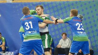 Kein vorbeikommen: Der Friedrichsfelder Niclas Winkler bleibt hier an den Viernheimern Jonas Boeckly (li.) und Robin Helbig hängen.