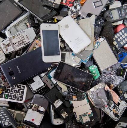 Handys und Tablets enthalten wertvolle Rohstoffe zum Recyceln.
