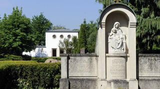 Bisher eher von traditionellen Grabformen geprägt: Mensch-Tier-Bestattungen gibt es bislang nicht auf dem Speyerer Friedhof, hier mit Blick auf die Trauerhalle, im Vordergrund das Grabmal von Maximilian Joseph Pfeiffer.