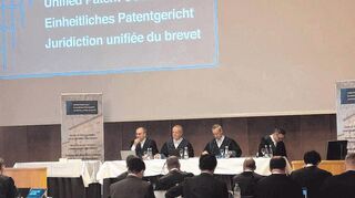 Die Richterbank in Mannheim ist multinational besetzt: (v. l.). Dirk Böttcher, Edgar Brinkmann (Niederlande), Peter Tochtermann („Presiding Judge“) und Klaus Loibner (Österreich).