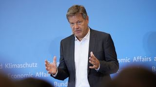 Robert Habeck (Bündnis 90/Die Grünen), Bundesminister für Wirtschaft und Klimaschutz, spricht bei der Übergabe von Klimaschutzverträgen an verschiedene Unternehmen.