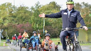 Diszipliniert umrunden die Kinder mit ihren Dreirädern den Parcours der Jugendverkehrsschule.