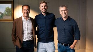 Wein trifft Fußball: Die Spitzen-Winzer H.O. Spanier (li.) und Philipp Kuhn (re.) haben in Fußballweltmeister Chris Kramer einen „Freund“ gefunden.