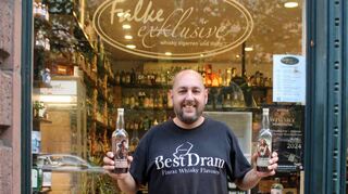 Whisky- und Zigarrenhändler Wolfgang Falke veranstaltet nach der Gin-Time nun mit der World of Whisky die erste Fachmesse für das „Wasser des Lebens“ der Quadratestadt. Stolz zeigt er streng limitierte Sonderabfüllungen.