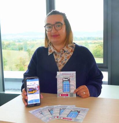 Laura Pflaum will Interessierten die ViernheimApp erklären.