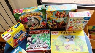 Vanessa Guidice stellt Spiele in der Stadtbibliothek vor.