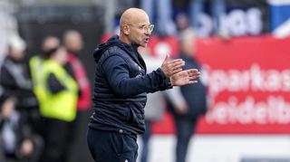 Waldhof-Trainer Bernhard Trares muss am Freitag gegen Erzgebirge Aue im zentralen Mittelfeld improvisieren.