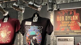 Da sich Bob Dylan von Presse-Fotografen und Smartphones im Publikum irritiert fühlt, können sich Fans Bilder ihrer Ikone nur vom Merchandising-Stand mitnehmen.