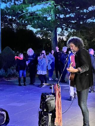 Wie vor jedem Dylan-Konzert findet sich ein fahrender Sänger, der mit Liedern des großen Songwriters die Fans einstimmt.