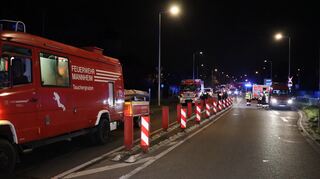 Feuerwehreinsatz bei dem Schiffsunfall an der Mannheimer Diffenébrücke.
