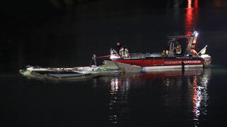 Ein Binnenschiff ist in Mannheim gegen eine Brücke gestoßen. Die Feuerwehr war in der Nacht zum Donnerstag am Rheinhafen im Einsatz.