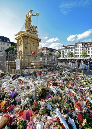 Nach dem Attentat wurde der Marktplatz zum Ort des Gedenkens.