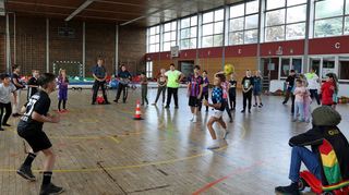 Beim Brennball powerten sich die Ferienspielkinder in der Bibliser Riedhalle richtig aus.