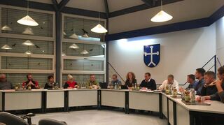 Erste Arbeitssitzung des Ortschaftsrates Altenbach nach der Kommunalwahl. Unterhalb des Wappens der neue Ortsvorsteher Carsten Junghans.