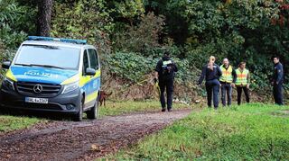 Ermittler suchten nach dem Fund der Frauenleiche am Montag den Turfweg ab. Auch Spürhunde waren im Einsatz.