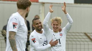 Vincent Hofer (re.) durfte sich am vergangenen Wochenende über seinen Premierentreffer für den VfR in der Oberliga freuen.