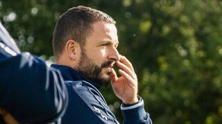 Nachdenklich: „Mir ist ganz wichtig, dass meine Jungs wieder an sich glauben“, sagt FVB-Trainer Torsten Schnitzer vor der Partie gegen Bürstadt.