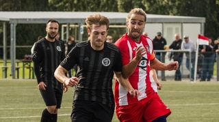 Der VfR Bürstadt, hier VfR-Spieler Oliver Zimmermann (links) im Duelle gegen Daniel Haas vom TV Lampertheim, wartet seit fünf Ligaspielen auf einen Punktgewinn.
