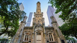 Der 1869 erbaute Old Water Tower: Er erinnert optisch mehr an ein Schloss als an einen Turm und ist eines der Wahrzeichen der Millionenmetropole am Lake Michigan.