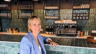 Marta Böhme-Sidorenko sitzt am schicken Tresen in der neuen Ilvesheimer Cafébar Flügel, die am kommenden Mittwochabend um 18 Uhr eröffnet wird.