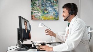 Tim Böhringer, Facharzt für Innere Medizin und hausärztlicher Direktor des Verbundes Ze:ro Praxen hält eine Videosprechstunde ab.