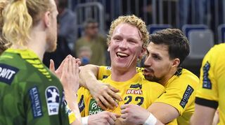 Gustav Davidsson (Mitte) konnte sich gegen den HC Erlangen über einen gelungenen Auftritt freuen. Rechts gratuliert ihm Teamkollege Ivan Martinovic.
