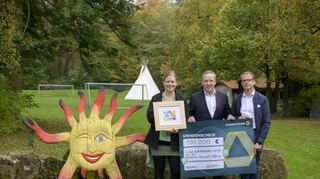 100 000 Euro hat die Isabell-Zachert-Stiftung an das Waldpiratencamp gespendet (v.l.): Alicia Amberger, Matthias Zachert und Benedikt Geldmacher.