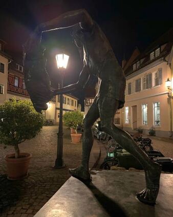 Dieses stimmungsvolle Bild setzt die neue Leuchte in Szene.