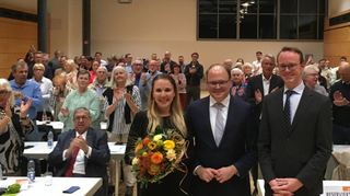 Freude über 99 Prozent-Ergebnis: Alexander Föhr (M.) mit Ehefrau Patricia und Sitzungsleiter Bastian Schneider; links sitzend Vorgänger Karl A. Lamers.
