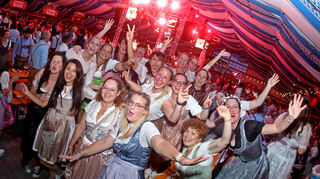 Volles Zelt in Neckarau: Das Oktoberfest in Mannheim ist in seine 16. Auflage gestartet.