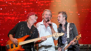 Harmonieren prächtig (v.l.): Deep-Purple-Bassist Roger Glover, Sänger Ian Gillan und der 2022 fest verpflichtete Gitarrist Simon McBride. 	dpa